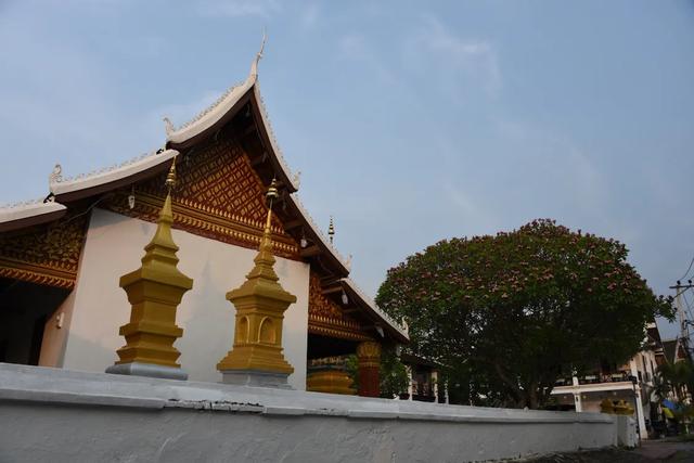 老挝世界文化遗产的琅勃拉邦庙宇连成片 经声不断