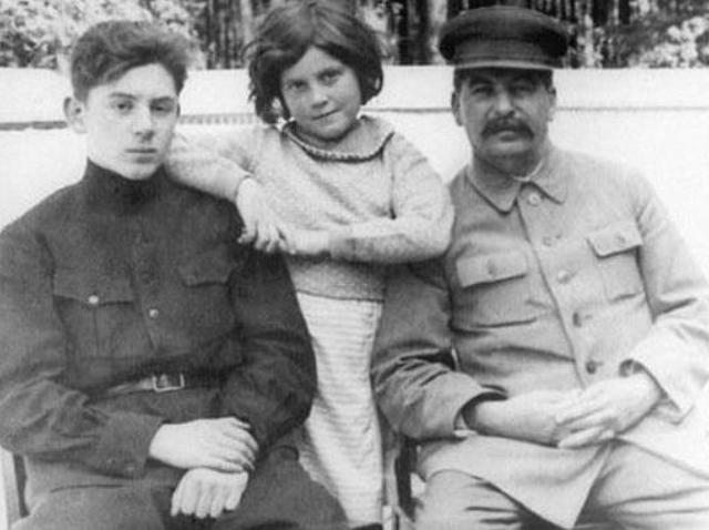 德军对付斯大林的计谋：抓获他的儿子散布谣言，他的举动出乎意料