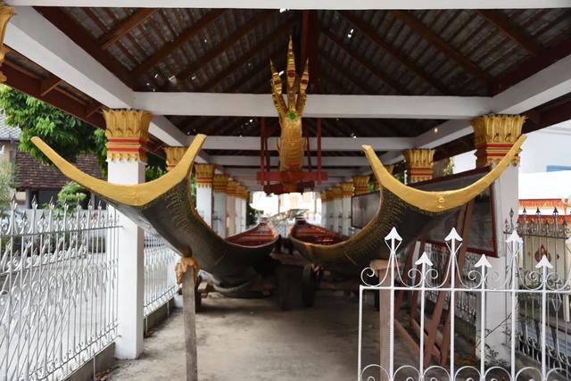 老挝世界文化遗产的琅勃拉邦庙宇连成片 经声不断