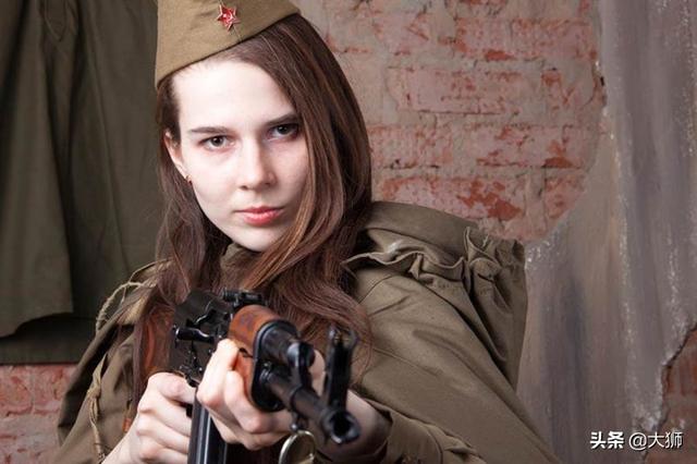 穿裙子作战的二战苏联女兵：事出有因，纯属无奈，与美丽无关