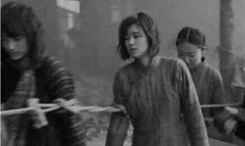 一名士兵带着9个日本女俘虏躲进深山，19年后出现惊人一幕